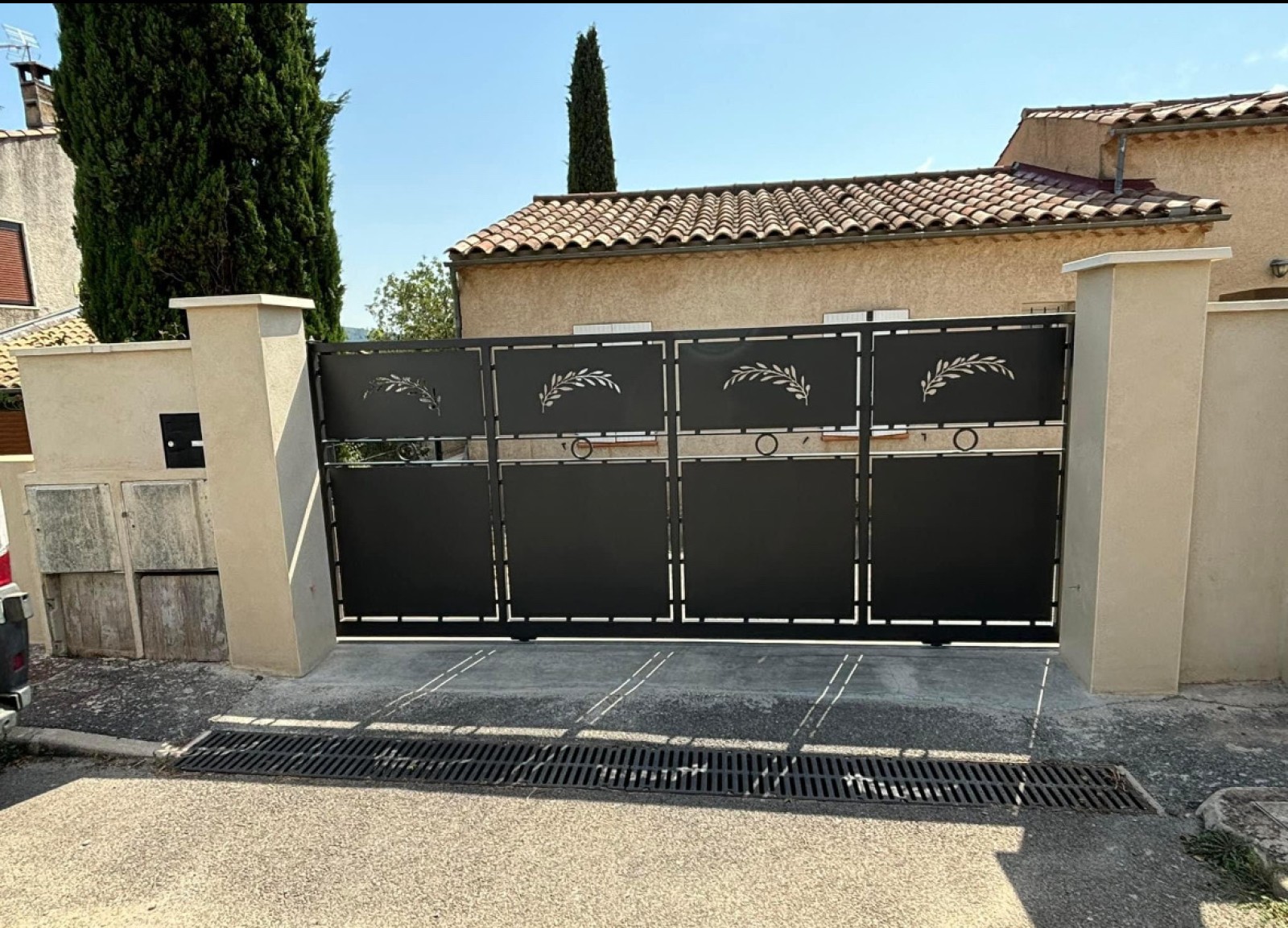  Portail métallique avec déco plasma sur-mesure à Gréoux les bains proche de Manosque dans le 04