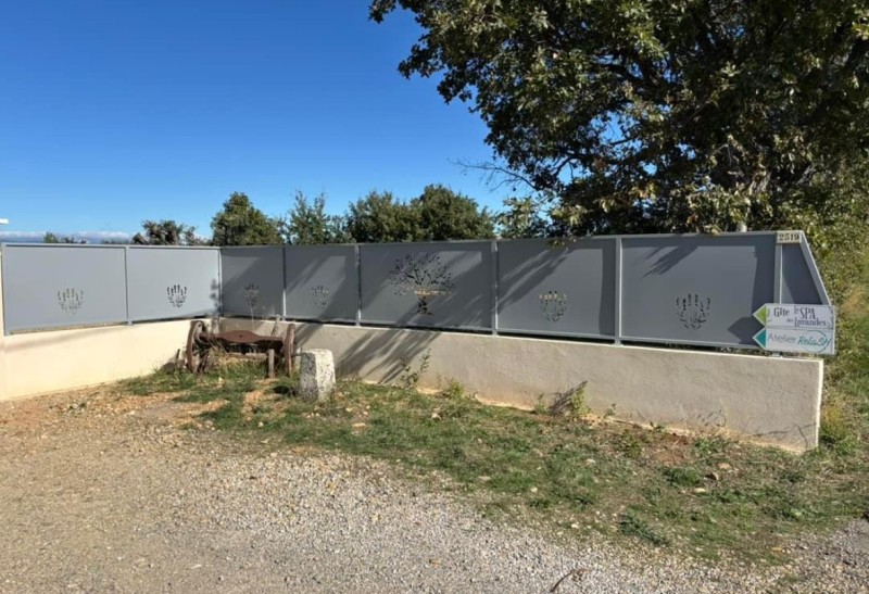 Création de palissades en acier tubulaire avec découpe de toles plasma / laser à Valensole