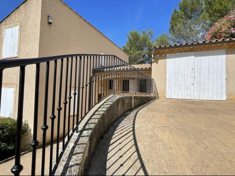 Réalisation et pose de garde-corps sur muret à Esparron du Verdon, proche des Gorges du Verdon (04).