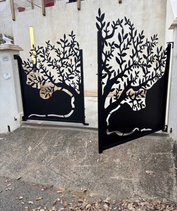 Portail en acier thermolaqué noir avec découpe plasma proche de Manosque