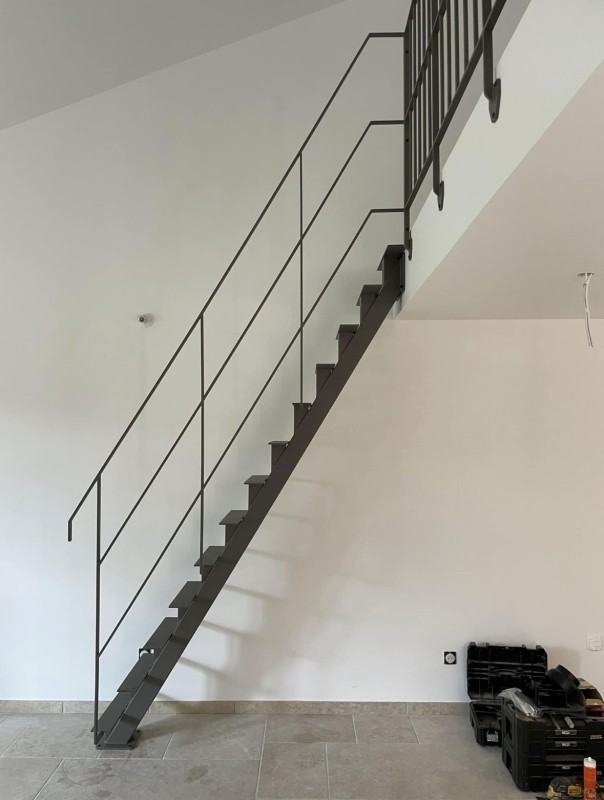 Escalier type échelle avec garde corps pour mezzanine à Esparron du Verdon, proche de Gréoux les Bains