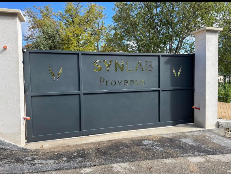 Réalisation et Pose d'un portail coulissant et portillon à Gréoux-les-Bains, proche de Manosque