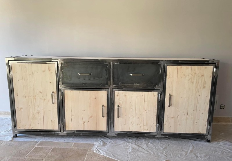  Buffet en métal avec tiroir et porte de placard placard, habillé de bois pour une villa proche de Valensole dans les Alpes d’Haute-Provence