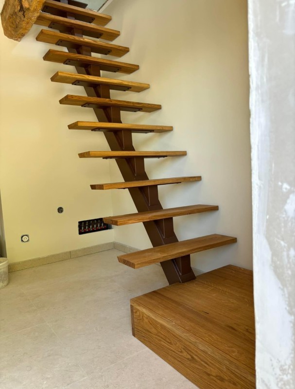 escalier à limon central réalisé sur mesure avec marche bois pour un mas provençale dans les Alpes de hautes Provence. 