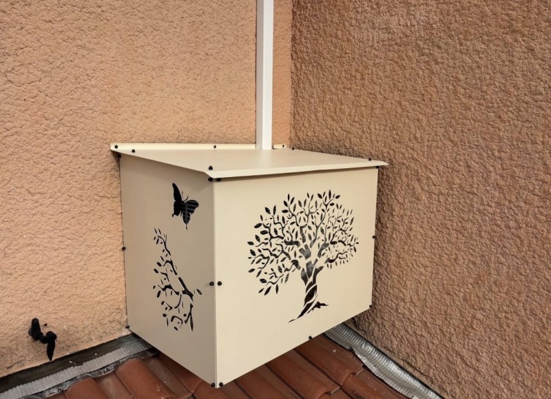 cache en métal découpé au laser et thermolaqué en beige RAL1013