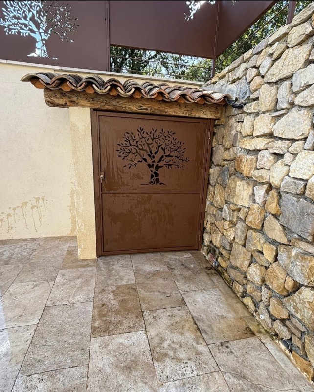 Réalisation d'une porte métal pour local technique de piscine à Gréoux les Bains (04)