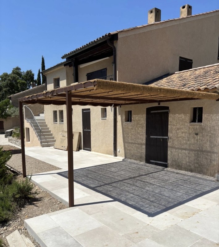  emménagement extérieur d’une tonnelle à Esparron du Verdon 