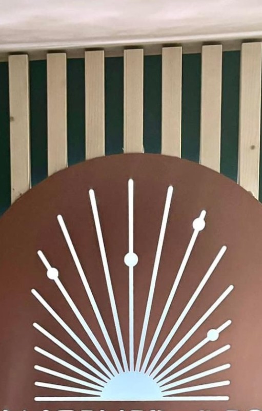 Création de logo /enseignes sur-mesure et personnalisables en acier pour commerces dans le 04