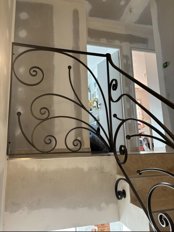 Garde corps d’escalier en fer forgé et volutes à Vinon sur Verdon