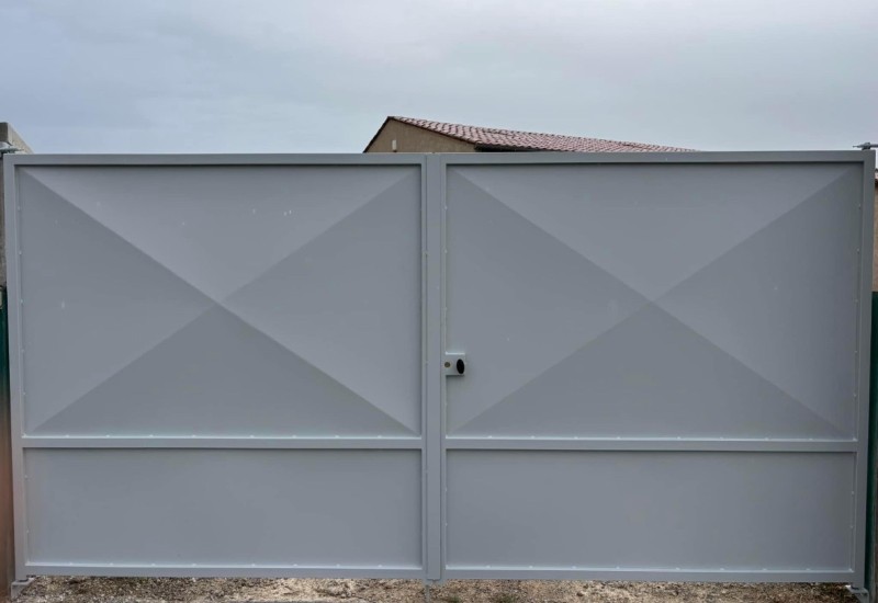 Conception et la pose d'un portail en acier dans une zone artisanale dans les Alpes de Haute Provence 04.