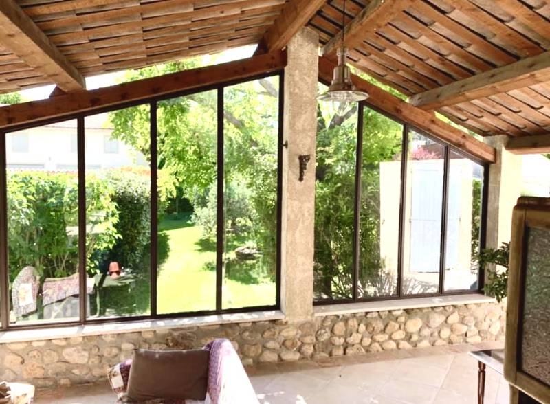 Fabrication d'une verrière extérieure sur-mesure avec mur en pierre à Riez