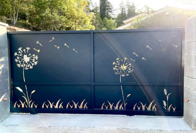 Fabrication d'un portail en acier plein avec création de motif au découpe plasma à Gréoux les Bains