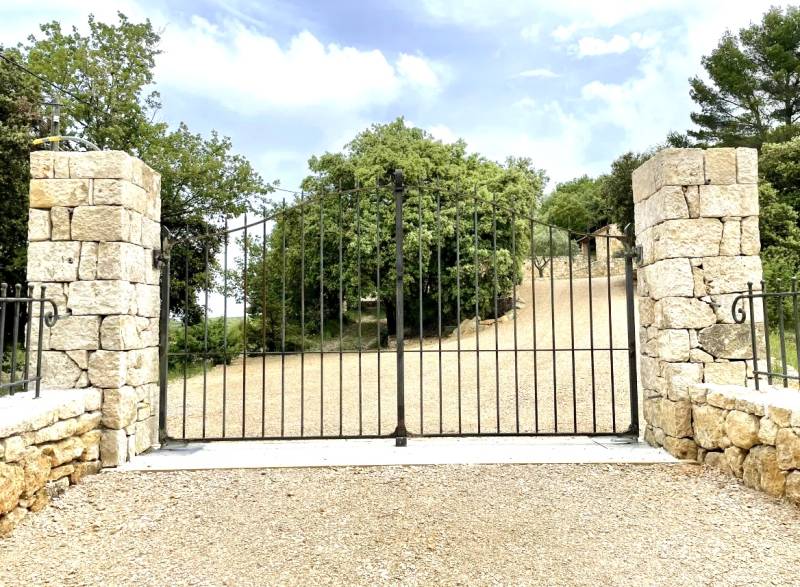 Fabrication d'un portail noir battant à deux vantaux avec livraison près de Vinon sur Verdon