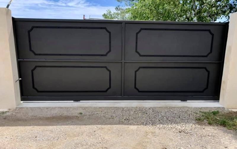Fabrication d’un portail coulissant et plein gris et noir thermolaqué à Draguignan dans le Var