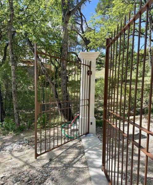 Atelier ferronnerie pour fabrication d'un portail en fer marron sur-mesure à Dignes les Bains