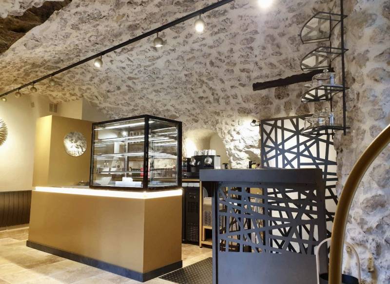 Création de mobiliers sur-mesure en acier pour une pâtisserie à Moustiers Sainte-Marie dans le 04