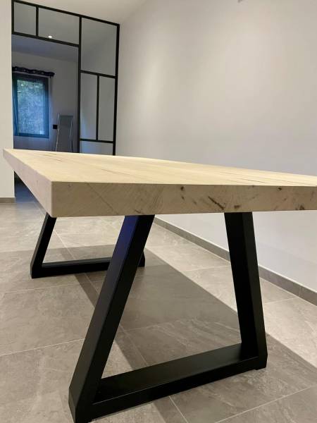 Fabrication de tables sur-mesure en bois et en métal pour un particulier à Gréoux les Bains