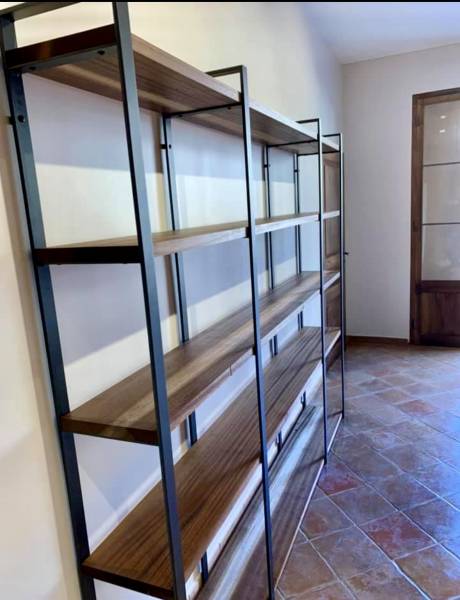 Fabrication d'étagères de rangement en bois et en acier sur-mesure par un ferronnier à Pertuis