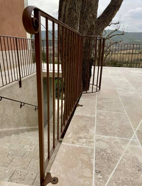 Conception d'un garde-corps en acier pour un escalier à l'extérieur par un artisan près de Pertuis
