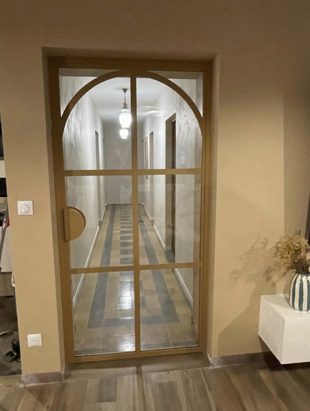 Porte intérieure en métal pour séparation des chambres dans un salon à Riez proche de Gréoux les Bains