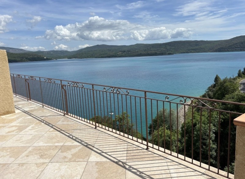  Garde corps sur terrasse à Sainte-Croix du Verdon, vue sur le lac