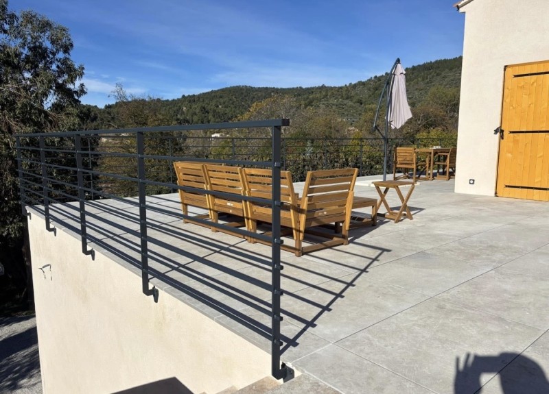 Réalisation de garde corps moderne avec traverse horizontale en acier à Moustiers Sainte Marie