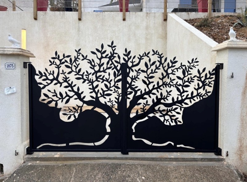 Portail métallique avec découpe plasma proche de Manosque