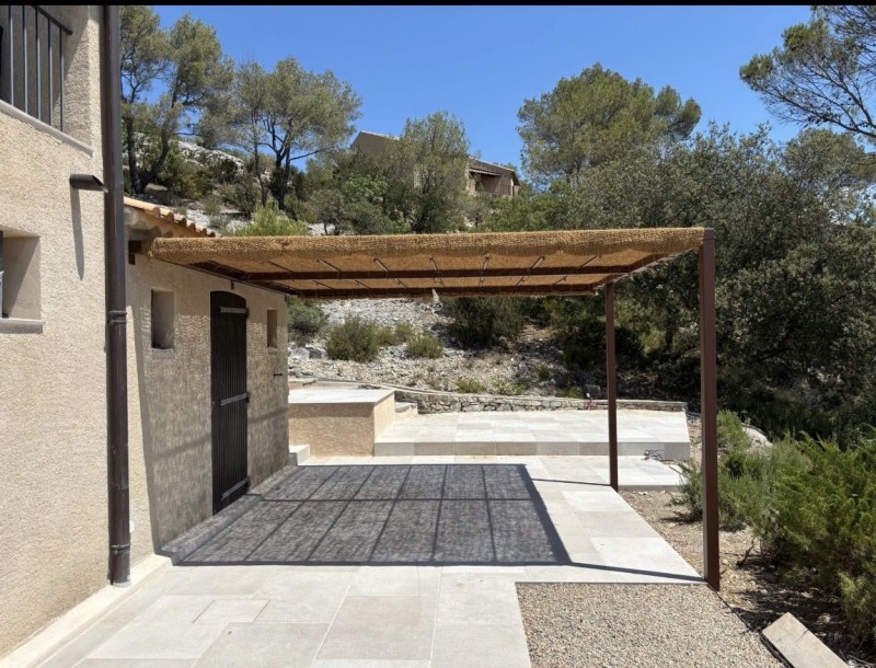 emménagement extérieur d’une tonnelle à Esparron du Verdon 