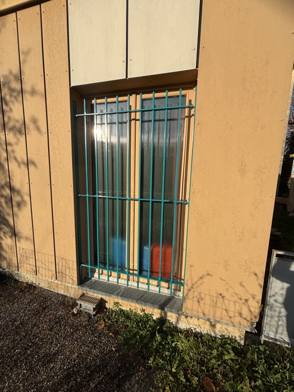 Réalisation d'une grille en fer plein pour protection de fenêtre à Allemagne en Provence (04)