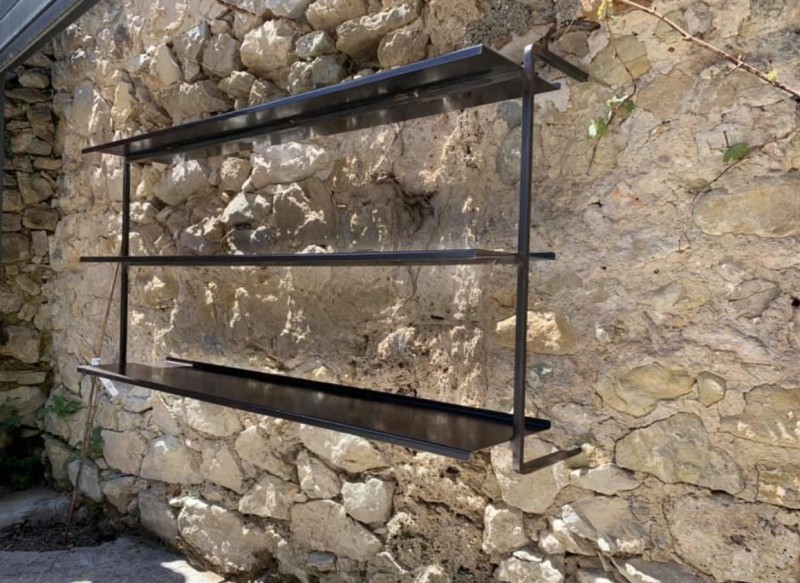 Ensemble d’étagères en acier, pour un restaurant à la Palud sur Verdon, dans les Gorges du Verdon